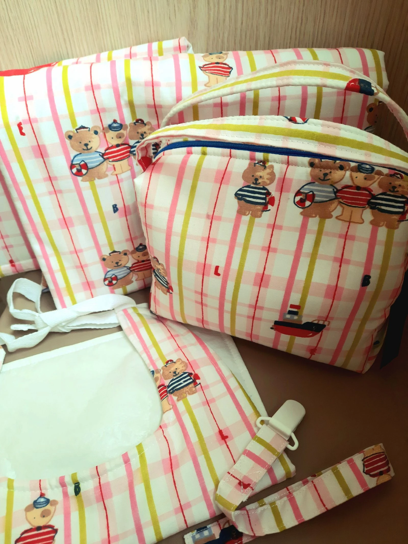 Lote bebê: trocador, necessaire, babadores e mais – photo 3